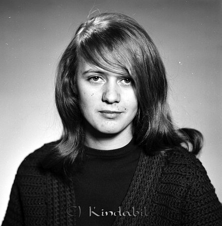 Eva Andersson Bänarp Kisa
raja
Kvinna klädd i en mörk tröja

raja
Eva Andersson, dotter till Folke och Eivor Andersson Bänarp.
 Syskon. Erik, Elvig, Elvy, Enar och Egon.
 Hon räddade sin far från att drunkna. Erhöll medalj från Carnigierstiftelsen. Det var stort reportage i veckotidningen Bildjournalen.
 Källa: Studiegruppen hembygdsgården 
Nyckelord: Andersson Kisa
