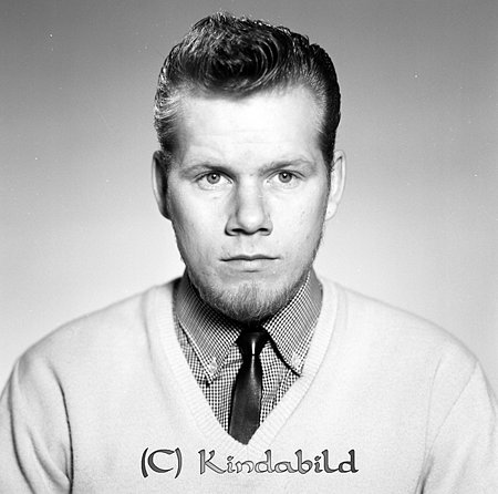 Gunvald Rafeldth Grönedegatan 10 Kisa
raja
Man klädd i skjorta slips under en tröja

Nyckelord: Rafeldth Kisa