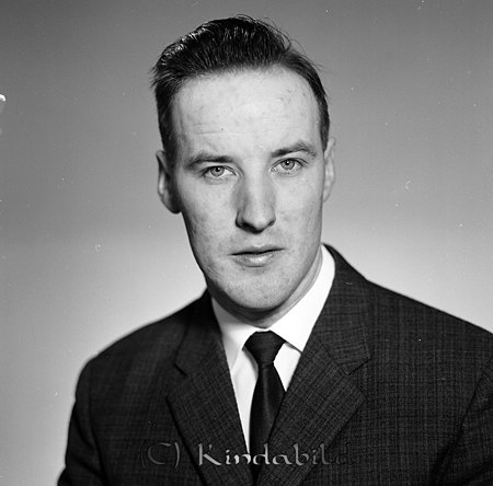 Bertil Karlsson Danbomsväg 3 B Kisa
raja
Man klädd i skjorta slips och kavaj

raja
Bertils föräldrar hette Helga född 1903-04-02 död 1975-12-04 och Ragnar född 1902-07-05 död 1956-06-20. Bertils syskon Marianne, Rune och Rolf. Bertil gift 1962-06-22 med Sirkka Lahtela född 1937-12-26 död 2009-09-09. Deras barn Annethe, Maritha och Marina. Bertil är född och uppväxt i Jonebo, V.Eneby socken. Han arbetade på Thrysins i Kisa. Familjen flyttade till Gnosjö och därifrån till Värnamo. 
Källa: mayca

Nyckelord: Karlsson Kisa