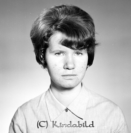 Marianne Karlsson Kyrkogårdsgatan 3 Kisa
raja
Kvinna klädd i en blus

raja
Marianne Karlsson, dotter till Tore och Karin Karlsson Kisa.
 En bror som heter Kjell.
 Källa: Studiegruppen hembygdsgården 

Nyckelord: Karlsson Kisa