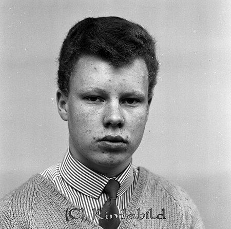 Torbjörn Jakobsson Östtorp Kisa
raja
Man klädd i skjorta slips under en ljus tröja

raja
Torbjörn Jacobsson född 1948 i Kisa, son till Gunnar och Elsa Jakobsson från Östorp Kisa.
Systern till Torbjörn heter Barbro och är gift med Sven Gustavsson från Hylta.
Torbjörn gift med Ragna, dotter till Bror-Eric och Ingegerd Jacobsson 
De har två barn Mattias och Åsa
Källa: Folkräkning 1950 och 1990 
Källa: Gerd Pettersson

Nyckelord: Jakobsson Kisa
