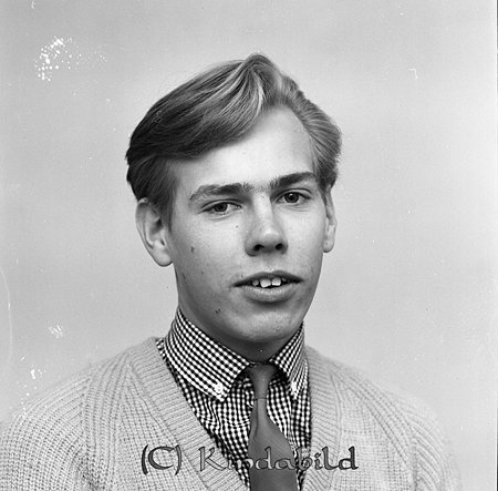 Sören Brage Verveln Kisa
raja
Man klädd i skjorta slips under en ljus tröja

raja
Sören Brage född 1948 i Torpa, son till Axel och Ingrid Brage
Rödjeholm Verveln Tidersrum.
Sören gift med Anita Sjöberg.
Barn: Viktor född 1983 och Olivia född 1987
Familjen bodde i Smedstorp Västra Eneby
Källa: Folkräkning 1990
Källa: Studiegruppen hembygdsgården


Nyckelord: Brage Kisa