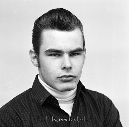 Lars-Inge Karlsson Björkfors
raja
Man klädd i vit polotröja under en mörk skjorta  

raja
Lars Inge Karlsson född 1948 i Hägerstad, son till karl Ragnar Konrad Karlsson och Hildur Gunborg Nilsson född 1919 i Oppeby.
1950 bodde familjen i Maspelösa. 1970 bodde de i Idhult,
Lars Inge antog namnet Schedenborg. Gift med Lena Birgitta
Dotter Pia.
Källa: Folkräkning 
Källa: Gerd Pettersson

Nyckelord: Karlsson Björkfors