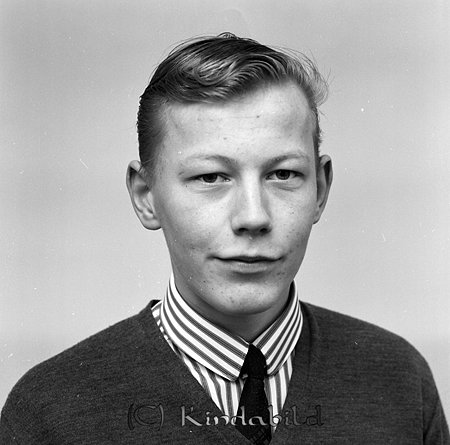 Hans-Ove Johansson Kisa
raja
Man klädd i skjorta slips under en tröja  

raja
Hans-Ove Johansson, son till Britta och Folke Johansson.
 Syskon: Jan-Olov, Per-Arne och Ann-Britt.
 Källa: Studiegruppen hembygdsgården 

Nyckelord: Johansson Kisa