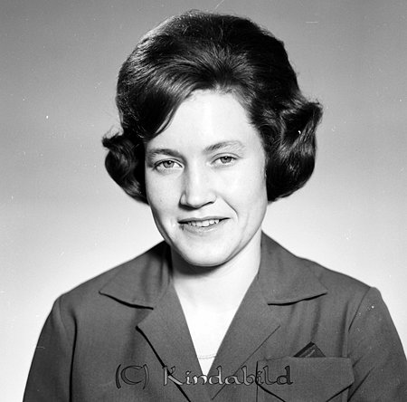 Harrieth Pettersson Floragatan 1 Kisa
raja
Kvinna klädd i mörk jacka

raja
Harriet Pettersson född 1938 i Åtvid, dotter till Halvar och Maria Elisabet "Majlis" Pettersson.
1950 bodde familjen i Sunnebo Norrgård Bersbo.
Harriets syskon:
Lars Erik, Inger, Hans, Anne-Marie, Per Gustav Arne
Familjen flyttade till Kisa och bodde på Ulrikagatan 25
Källa: Folkräkning 1950 och 1970 
Källa: Gerd Pettersson

Nyckelord: Pettersson Kisa