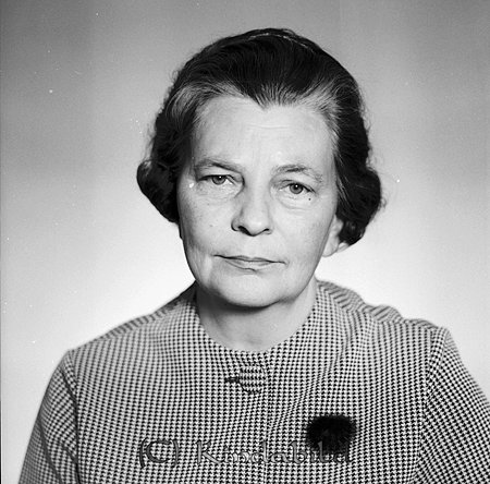 Ingrid Andersson Enebygatan Kisa
raja
Kvinna klädd i smårutig jacka  

raja
Ingrid Andersson född 1914 i Oppeby. Hon var syster till Eva gift med Karl Hjalmar Asklöv.
 1950 var hon avdelningssköterska på Kisa Sjukhem.
 1970 bodde hos systern med familj på Enebygatan 45 i Kisa
 Källa: Studiegruppen hembygdsgården och Folkräkning 1950 och 1970
Nyckelord: Andersson Kisa