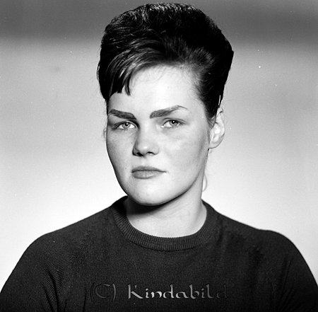 Marianne Wiberg Linnégatan 52 Kisa
raja
Kvinna klädd i mörk klänning

Nyckelord: Wiberg Kisa
