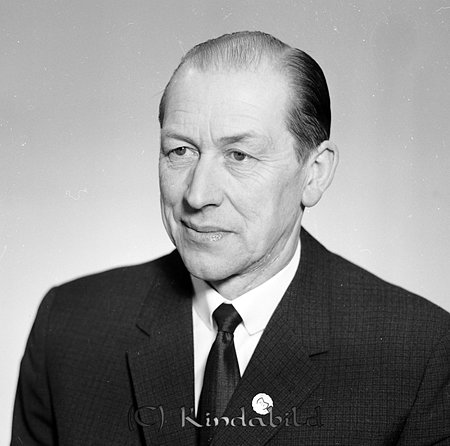 Geisner Nilsson Centralen
raja
Man klädd i skjorta slips och kavaj

raja
Målarmästare Geisner Nilsson född 1913 i Kisa, son till målare August Nilsson och hans hustru Gerda Charlotta Andersson båda födda 1879. Geisner föddes i Hotell Svea i södra tornrummet. Enligt hans berättelse.
1950 bodde han i Motala.
1970 bodde han på Kullgatan 4 med fru Inger född Hörkell och dotter Margareta.
Hustrun Inger drev Centralkonditoriet i Kisa
Geisner var en duktig idrottsman i orientering och skidor.
Han var en skojfrisk person.
Källa: Folkräkning 1950 och 1970
Källa: Gerd Pettersson

Nyckelord: Nilsson Centralen