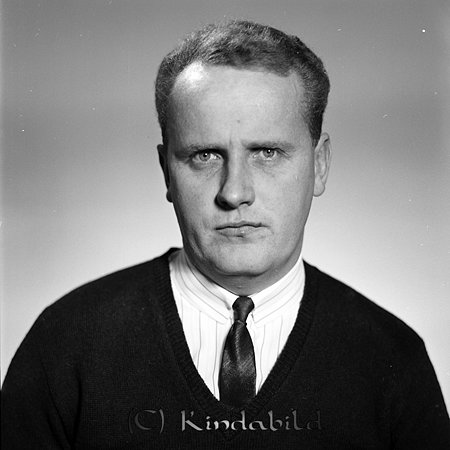 Kurt Karlsson Karlbergs Kisa
raja
Man klädd i skjorta slips under en tröja

raja
Kurt karlsson gift med Katarina Andersson från Överäng. De flyttade till Österbymo, där han drev en bilverkstad.
Källa: Studiegruppen hembygdsgården 
Nyckelord: Karlsson Kisa