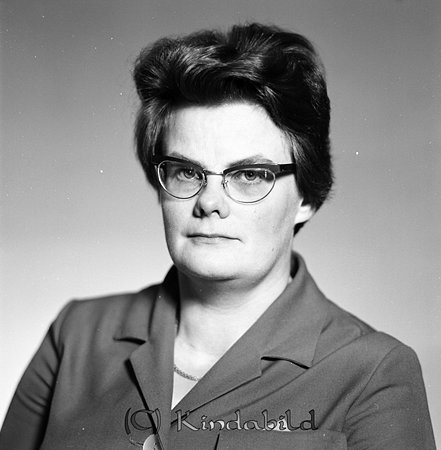 Viola Johansson Berga Slätmon
raja
Kvinna klädd i ljus jumper under en jacka 

raja
Viola var född 1931 i Kisa, gift 1957 med Birger Johansson. De bodde i Hollongården Berga. 
Källa: Gerd Pettersson 

Nyckelord: Johansson Slätmon