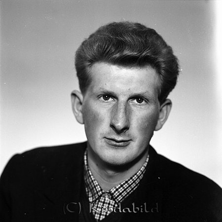 Inge Hult Apelkullen Kisa
raja
Man klädd i rutig skjorta och kavaj

raja
Inge Hult född 1938 i Skördefall, son till John och Agda Hult. En syster Lisbet född 1945 och en bror Hans född 1948. 
1970 bor familjen i Appelkullen.
Inge Hult arbetade hos Södra Skogsägarna.
 Källa: Studiegruppen hembygdsgården och Folkräkning 1970 
Nyckelord: Hult Kisa