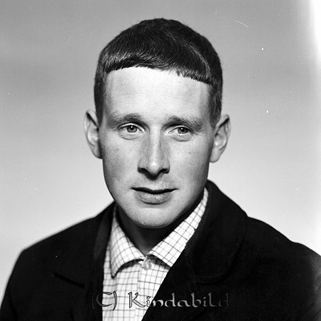Hans Gustavsson Mjölsefall Kisa
raja
Man klädd i rutig skjorta och kavaj

raja
Hans Gustavsson, son till Einar Gustavsson och Greta född Leek.
Hans gifte sig med Birgitta Rääf i Bulsjö Österbymo. 
Källa: Gerd Pettersson

Nyckelord: Gustavsson Kisa