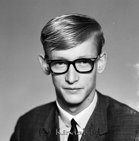 Åke Gran Järnvägsgatan Kisa
raja
Man klädd i skjorta slips och kavaj

raja
Per-Åke Grahn född 1947, son till banförman Hugo och Ingeborg Grahn.
Syskon: Inge, Kerstin och Ulla.
Per-Åke bodde 1970 i Linköping. 
Källa: Gerd Pettersson

Nyckelord: Gran Kisa