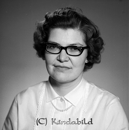 Fru Neijdenström Ulrikagatan 3 Kisa
raja
Kvinna klädd i ljus blus  

raja
Kerstin Neidenström är lärare som maken Bengt. Barn Bo, Eva och Ulf. 
Källa: mayca
Nyckelord: Neijdenström Kisa