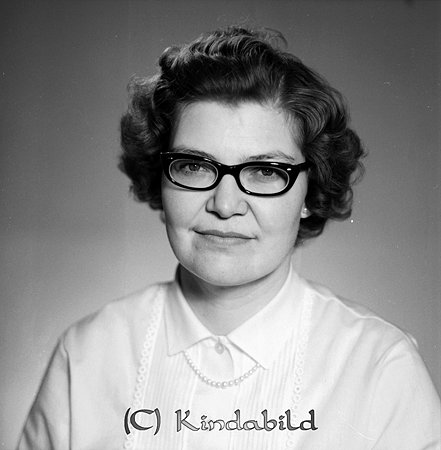 Fru Neijdenström Ulrikagatan 3 Kisa
raja
Kvinna klädd i ljus blus  

Nyckelord: Neijdenström Kisa