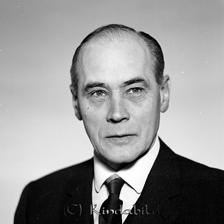 Gösta Wikström Brunsvägallén 39 M Motala
raja
Man klädd i skjorta slips och kavaj

raja
Landsfiskal Gösta Wikström född 1907 i Tjärstad, son till peter August Wikström Annielund Hackel och Signe född Jonsson.
Gift 1948 med banktjänsteman Karin född Sandström 1907 i Horn.
1950 bodde de i Höganloft Kisa. 1970 bodde de i Motala.
Gösta Wikström död 1983 Kvarngatan 5 Kisa.
Källa Folkräkning 1950 och 1970 och Sv dödbok 
Källa: Gerd Pettersson

Nyckelord: Wikström Motala
