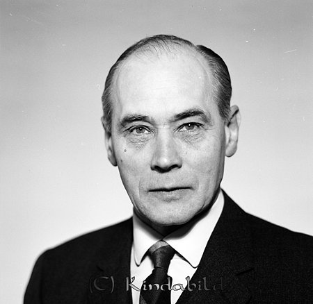 Gösta Wikström Brunsvägallén 39 M Motala
raja
Man klädd i skjorta slips och kavaj

Nyckelord: Wikström Motala