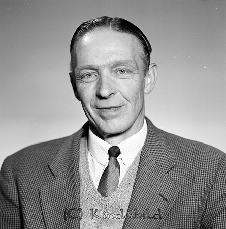 Harald Andersson Bennemåla Kisa
raja
Man klädd i skjorta slips och kavaj

raja
Harald Andersson född 1911 i Västra Eneby. Han var arrendator i Bännemåla. Han hade en syster Dagmar född 1913. Deras föräldrar var Karl Alfred Andersson lantbrukare i Bennemåla och Alma Karolina Asp.
Källa: Folkräkning 1950 
Källa: Gerd Pettersson

Nyckelord: Andersson Bennemåla