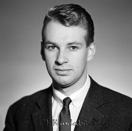Rolf Råback Falklyckan Kisa
raja
Man klädd i skjorta slips och kavaj

raja
Rolf Roback född 1942, son till yxslipare Stig Henrik Engelbrekt Rpback född 196 i Västra Eneby och Ebba Maj-Britt "Britta" född Pettersson 1922 i Västra Eneby. Gift med Ing-Marie. Boende i Linköping
Källa: Folkräkning 1950 och 1970 
Källa: Gerd Pettersson


Nyckelord: Råback Kisa