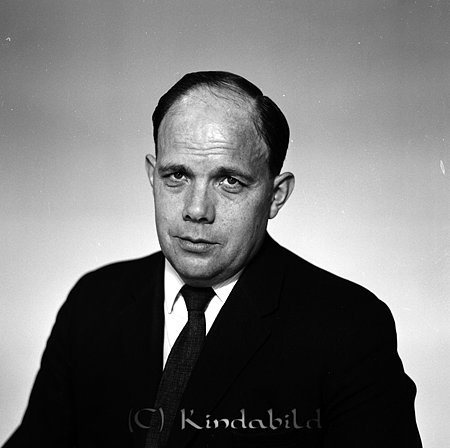 Nils Andersson Kalmarvägen Kisa
raja
Man klädd i skjorta slips och kavaj

raja
Nils August Andersson född 1919 i Vilekulla Tidersrum, son till Anders Viktor Jonsson och Anna Karolina Grönqvist.
Nils Andersson var fjärdingsman Källa: Folkräkning 1950
Han gifte sig med Alice Maria född 1932 i Norra Vi, De fick en dotter Inger. Familjen bodde på Kalmarvägen 8 i Kisa.
Källa: Folkräkning 1970 
Källa: Gerd Pettersson

Nyckelord: Andersson Kisa