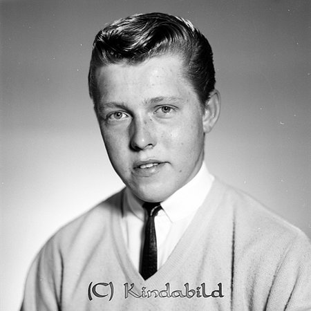 Veine Jonsson Delsbo Svalsjö Kisa
raja
Man klädd i skjorta slips under en ljus tröja

raja
Veine Jonsson gift med Marita född Holm. 
Källa: Gerd Pettersson

raja
Veine Jonsson född 1945 i Kisa, son till Josef och Majken Jonsson
Delsbo Örsgänge Svalsjö Tidersrum
Syskon till Veine: 
Irene född 1949 och Jonny född 1956 i Tidersrum
Barn till Veine och Marita: 
Claes, Mats-Veine, Anna och Malin.
Källa: Studiegruppen Hembygdsgården Folkräkning 1950 och 1970

Nyckelord: Jonsson Kisa