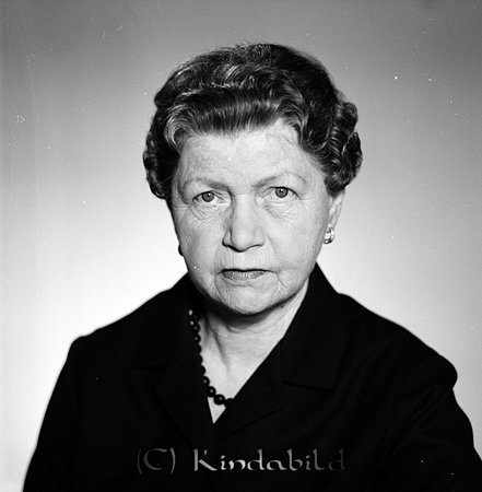 Hilda Andersson Gullringen Stigs Konditori
raja
Kvinna klädd i mörk klänning

Nyckelord: Andersson Gullringen