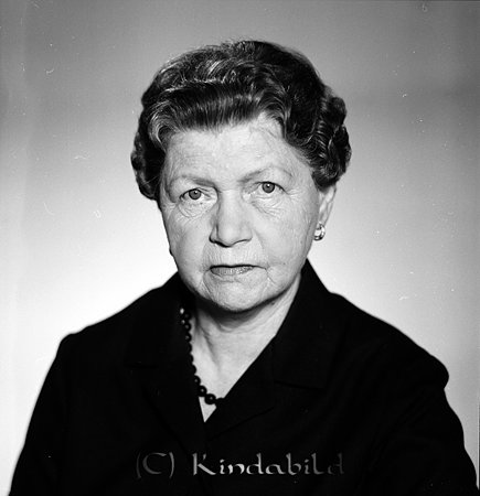 Hilda Andersson Gullringen Stigs Konditori
raja
Kvinna klädd i mörk klänning

Nyckelord: Andersson Gullringen