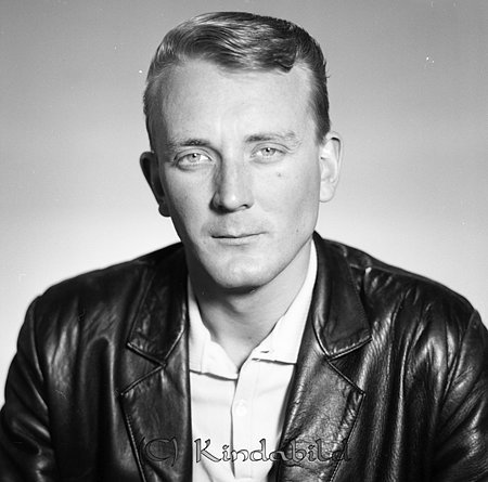 Roland Hjelm Ekvalla Kisa
raja
Man klädd i skjorta och en skinnjacka 

raja
Roland Hjelm, son till Holger och Alice Hjelm.
 Syskon: Claes, Inga-Lill, Gudrun, Marita och Anna-Lena.
 Roland gift med Birgitta född Svensson, dotter Caroline.
 Källa: Studiegruppen hembygdsgården 
Nyckelord: Hjelm Kisa