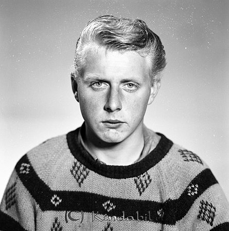 Rune Gustavsson Mjellerum Kisa
raja
Man klädd i stickad tröja 

raja
Son till Anna och Valfrid Gustavsson. Har tagit sin mors efternamn Broo. Gift med Linnea född Karlsson från Rothult. 
Källa: mayca

Nyckelord: Gustavsson Kisa