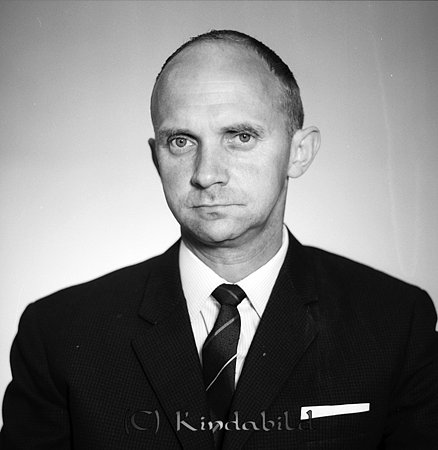 Sixten Fernström Sundborg Kisa
raja
Man klädd i skjorta slips och kavaj

Nyckelord: Fernström Kisa