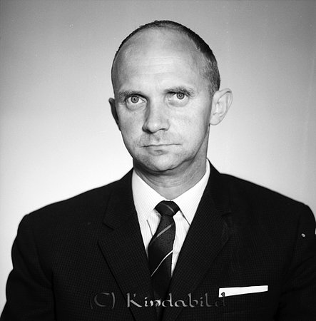 Sixten Fernström Sundborg Kisa
raja
Man klädd i skjorta slips och kavaj

Nyckelord: Fernström Kisa