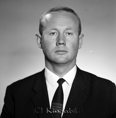 Lagg Stora Torget Kisa
raja
Man klädd i skjorta slips och kavaj

raja 
Lennart Lagg , Grahns Bilar Kisa. Lennart född 1929 i Linköping, gift med Ulla. 
Källa: Gerd Pettersson 

Nyckelord: Lagg Kisa