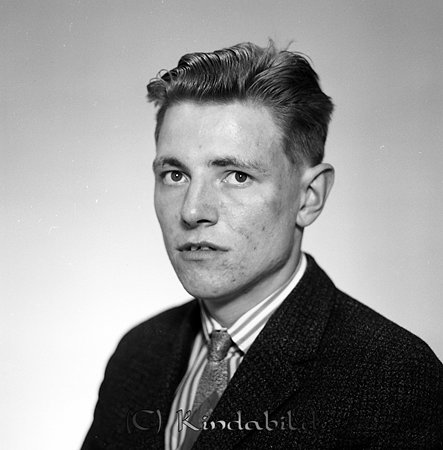 Leif Gustavsson Sävsjö Kisa
raja
Man klädd i skjorta slips och kavaj

Nyckelord: Gustavsson Kisa