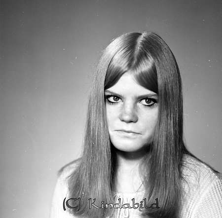 Marianne Engström Marieberg Västra Eneby Kisa
raja
Flicka klädd i ljus stickad tröja

Nyckelord: Engström Kisa