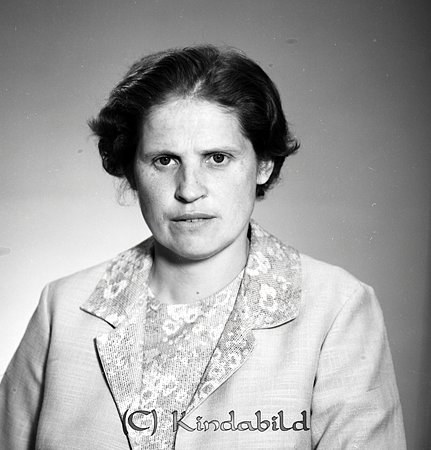 Karin Lindblom Kungsgatan 7 Kisa
raja
Kvinna klädd i blommig blus under en jacka

Nyckelord: Lindblom Kisa