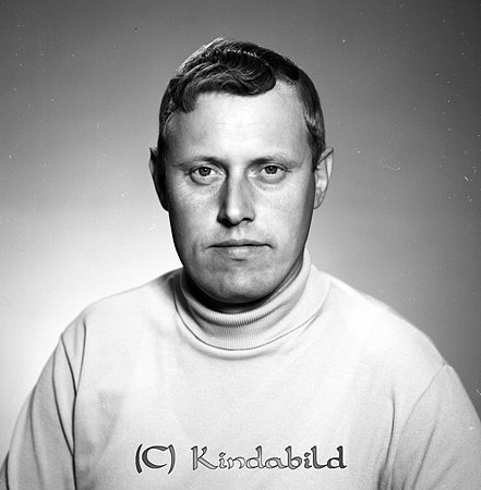 Gotthard Nilsson B.P. Kisa
raja
Man klädd i ljus tröja med hög krage   

Nyckelord: Nilsson Kisa