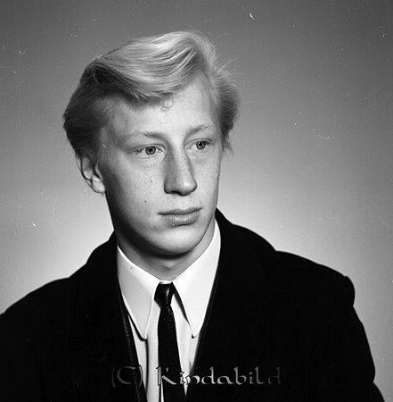 Stig Westerlund Västra Vägen 28 Kisa
raja
Man klädd i skjorta slips och kavaj   

Nyckelord: Westerlund Kisa