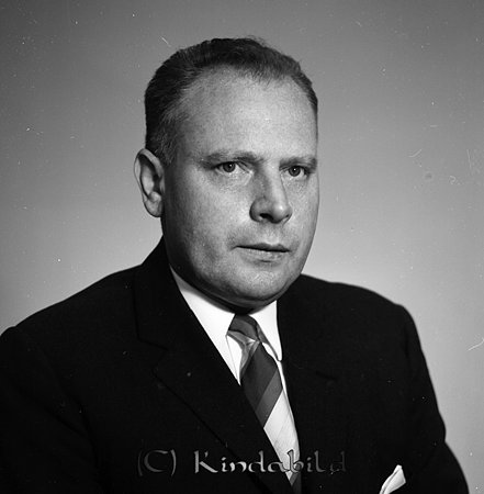 Doktor Frank Zedeborsky Kisa
raja
Man klädd i skjorta slips och kavaj

Nyckelord: Zedeborsky Kisa