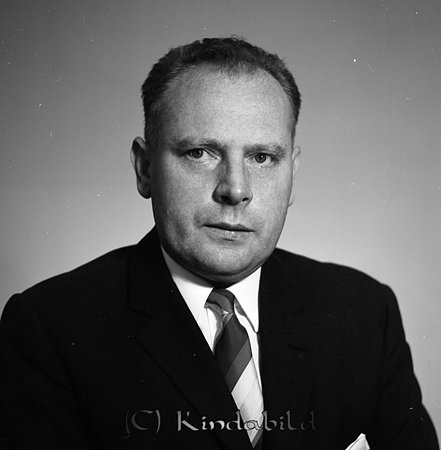 Doktor Frank Zdeborsky Kisa
raja
Man klädd i skjorta slips och kavaj

Nyckelord: Zdeborsky Kisa