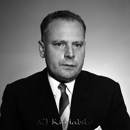 Doktor Frank Zdeborsky Kisa
raja
Man klädd i skjorta slips och kavaj

Nyckelord: Zdeborsky Kisa