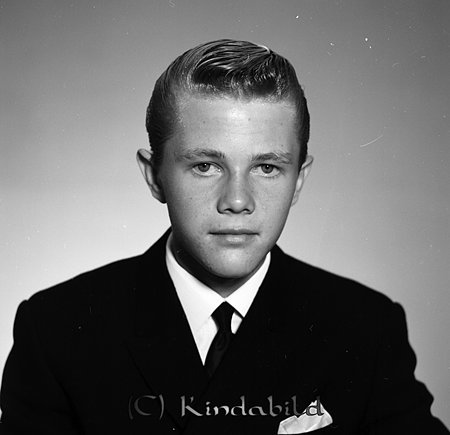 Lennart Englund Kisa
raja
Man klädd i skjorta slips och kavaj

raja
Henny o Leif föräldrar till Lennart och hans syster Marianne. Lennart gift med Carina Ohlsson barn Jim, Jonas o Nina.
Källa: Studiegruppen Hembygdsgården 


Nyckelord: Englund Kisa