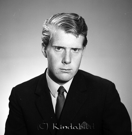 Tommy Johnsson Solbacken Rimforsa
raja
Man klädd i skjorta slips och kavaj

raja
Tommy, son till Folke o Mary. Syskonskaran är, Kaj, Yngve, Doris, Evy, Anette o Erna.
Källa: Studiegruppen Hembygdsgården

Nyckelord: Johnsson Rimforsa