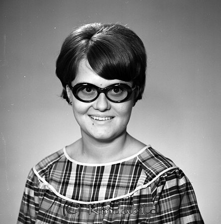 Helena Carlsson Tidersrum Kisa
raja
Kvinna klädd i en rutig klänning

raja
Helena Carlsson, dotter till köpman Algot och Elsie Carlsson Tidersrum. Syster Anna-Greta. Helen gifte sig med Wilhelm Hahne Kisa och bosatte sig i Grebo. 
Källa: Gerd Pettersson
Nyckelord: Carlsson Kisa