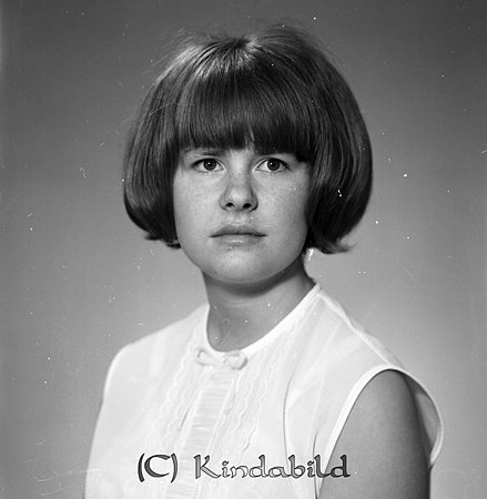 Maud och Britt Anebreid Yxefall
raja
Kvinna klädd i en ljus blus

raja
Tvillingarna Maud och Britt Anebreid. 
Källa: Gerd Pettersson 

Nyckelord: Anebreid Yxefall