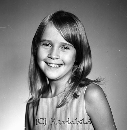 Eva Karlsson Västra Vägen 36 Kisa
raja
Flicka klädd i randig klänning  

raja
Eva Karlsson, dotter till Hans och Britta Karlsson.
 Hon gifte sig med Karl Evert Holm.
 Källa: Studiegruppen hembygdsgården 
Nyckelord: Karlsson Kisa