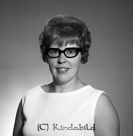 Birgitt Andersson Hitthem Kisa
raja
Kvinna klädd i ljus klänning  

raja
Birgit gift med Gunnar Andersson Hitthem.
 Birgit, dotter till Karl och Olga Gustafsson i Sand Svalsjö.
 Två systrar Gerd och Ulla.
 Källa: Studiegruppen hembygdsgården 
Nyckelord: Andersson Kisa
