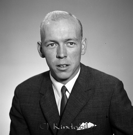 Göran Samuelsson Linneberg Kisa
raja
Man klädd i skjorta slips och kavaj  

Nyckelord: Samuelsson Kisa