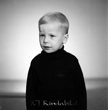 Inga-Maj Lönngren Kisa
raja
Foto på ett barn som bär mörk tröja med hög krage  

raja
Bo Lönngren född 1965 
Källa: Gerd Pettersson

raja
Bo-Ingemar Severin Lönngren var född 1964-08-07 och var son till Inga-Maj och Arne Lönngren. Bo arbetade bl a som sotare i Kisa. Han bodde på Nygatan 24 i Kisa, avled 2001.
Källa: Sv dödbok 
Källa: Gerd Pettersson

Nyckelord: Lönngren Kisa