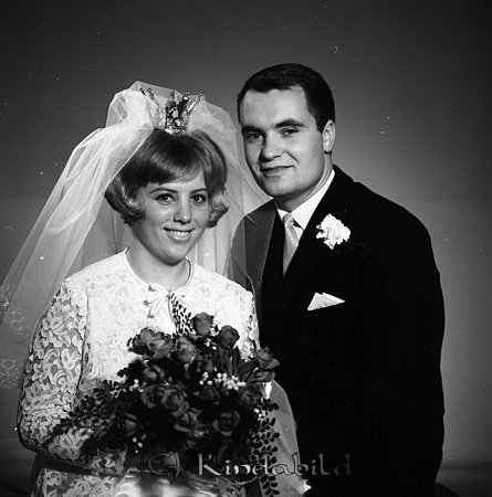Göran Carlsson Götgatan 26 Tranås
raja
Brudpar     

raja
Göran Karlsson och Margareta Rydström. Han kom från Högmålsstugan i Norra Vi. Margaretas föräldrar Oskar och Judit Rydström bodde i Lövingsborg Grönedegatan 30 i Kisa, syster till Karin.
 Källa: Studiegruppen hembygdsgården 

raja
Våra föräldrar hette Gustav och Judith Rydström / Karin Rydström 
Källa: nirak
Nyckelord: Carlsson Tranås