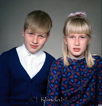 Asta Nilsson Västra Vägen 1 B Kisa
raja
Syskonen Bengt o ? bodde i det numera rivna huset som låg i slänten mellan Kisa mejeri och Västra Vägen, deras far jobbade i mejeriet.

Nyckelord: Nilsson Kisa